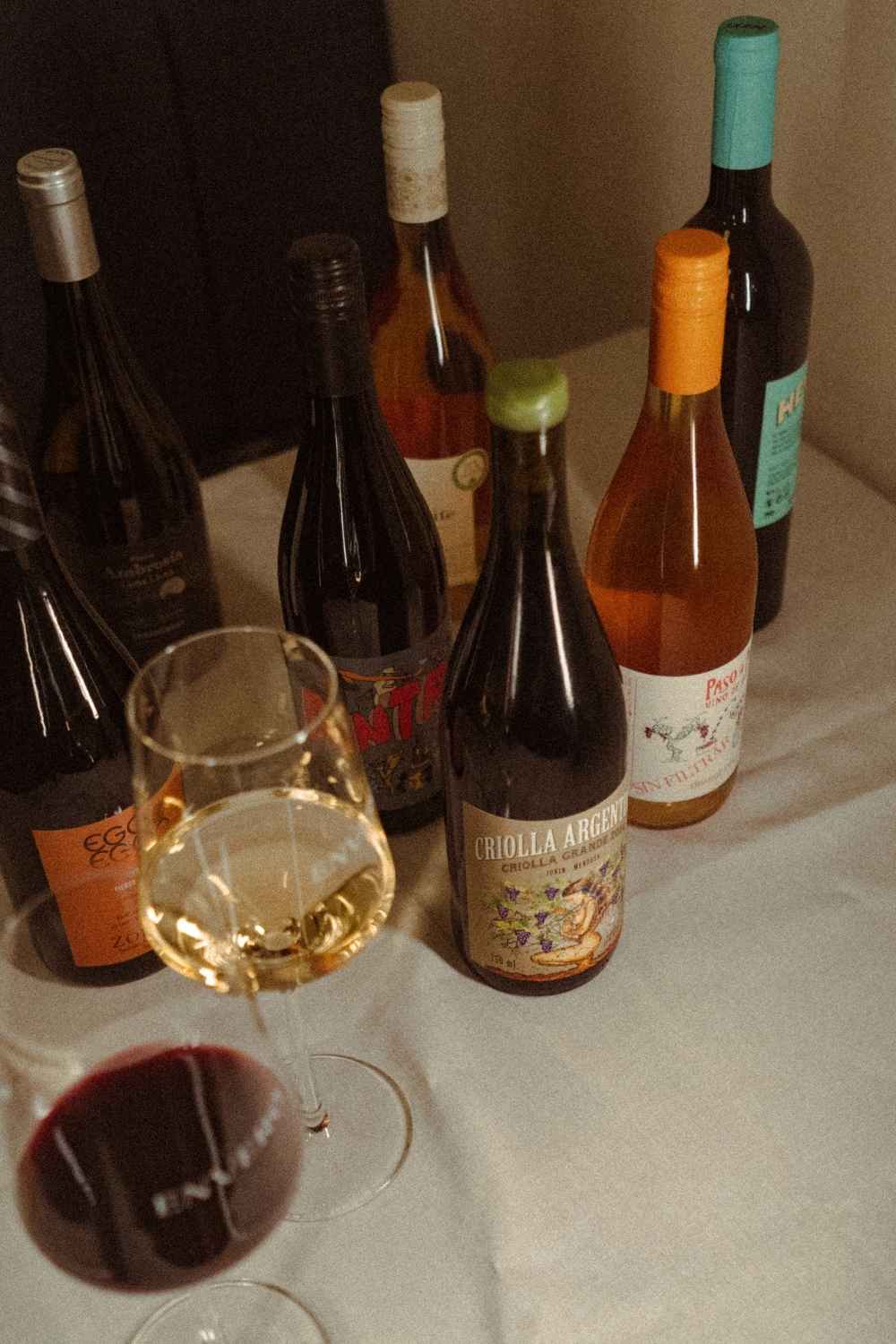 Botellas de la selección mensual del club sobre la mesa